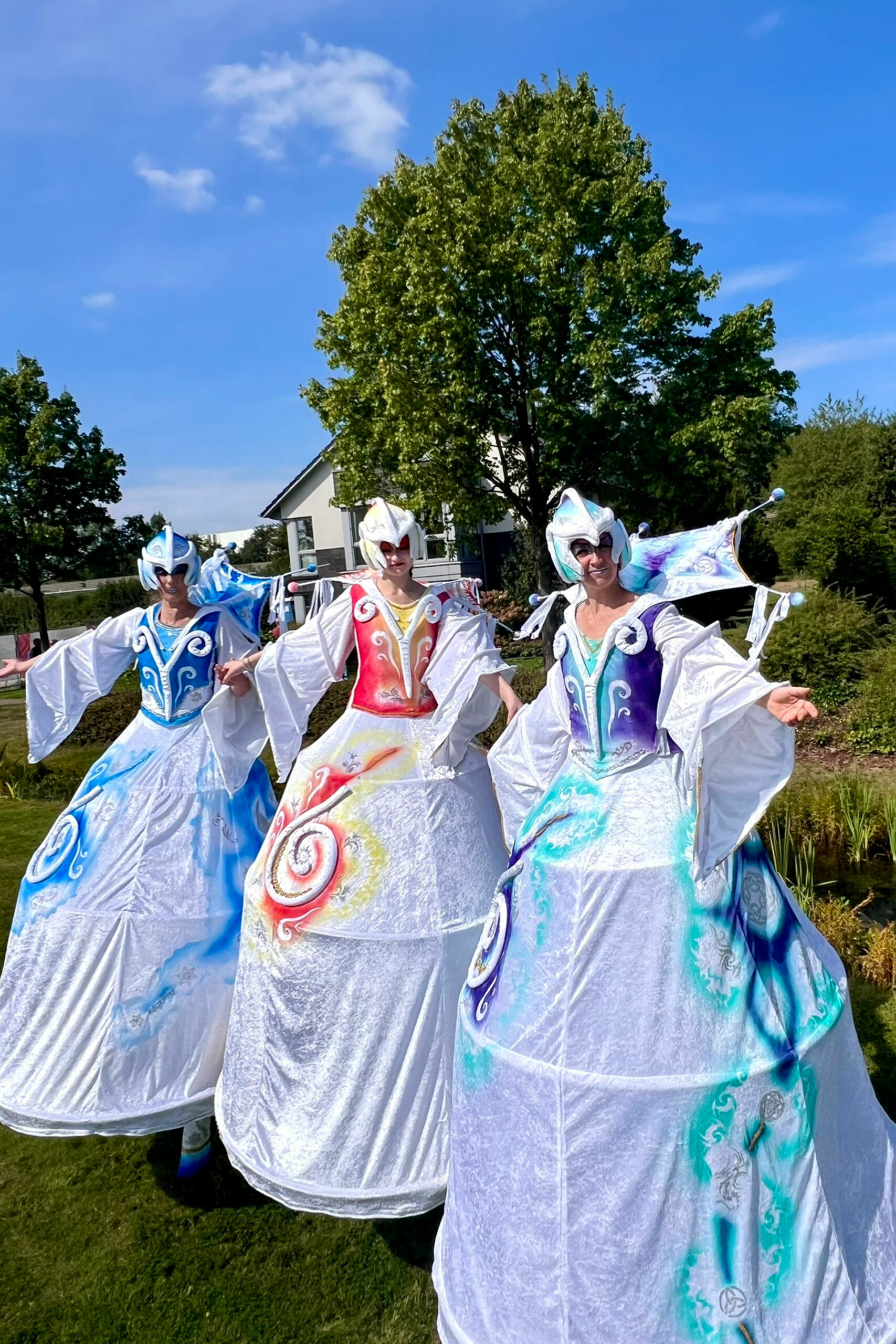 Drei Stelzenfrauen im Garten