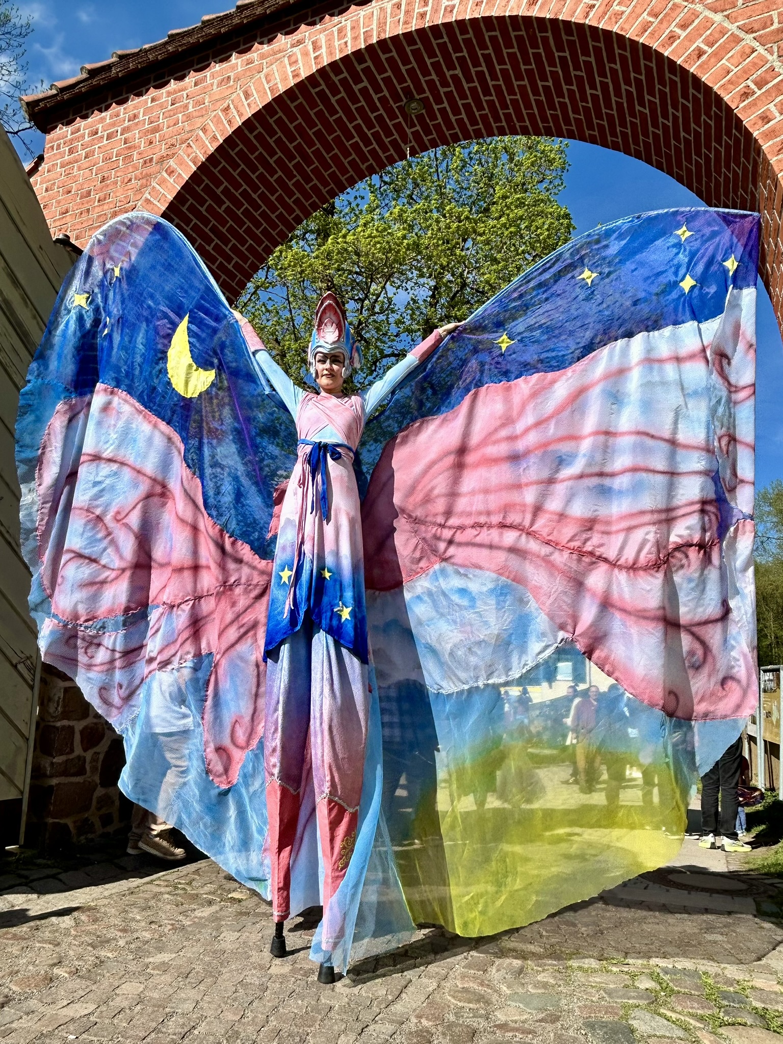 Stelzenläufer mit einem Vogel in der Nacht auf großen Flügeln