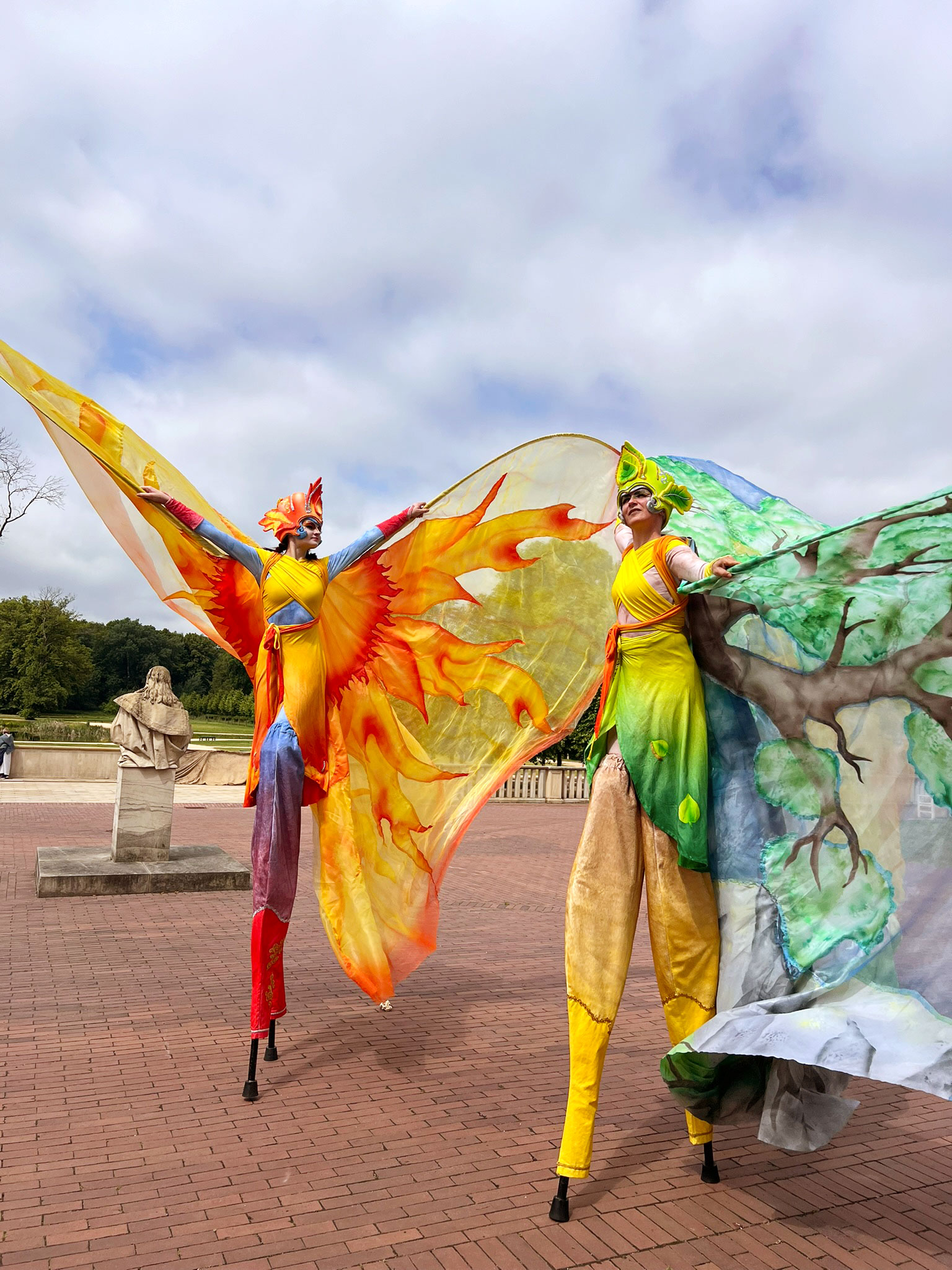 Stelzenläufer als Feuer und Erde in Altlandsberg