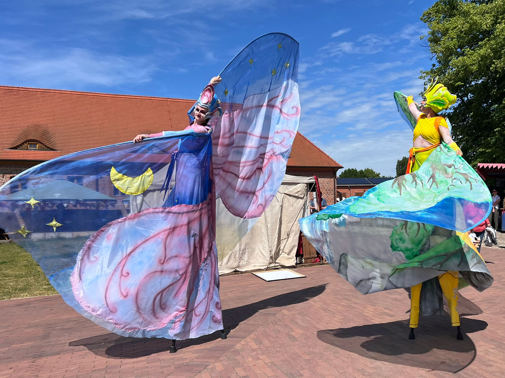 Stelzenläufer als Luft und Erde