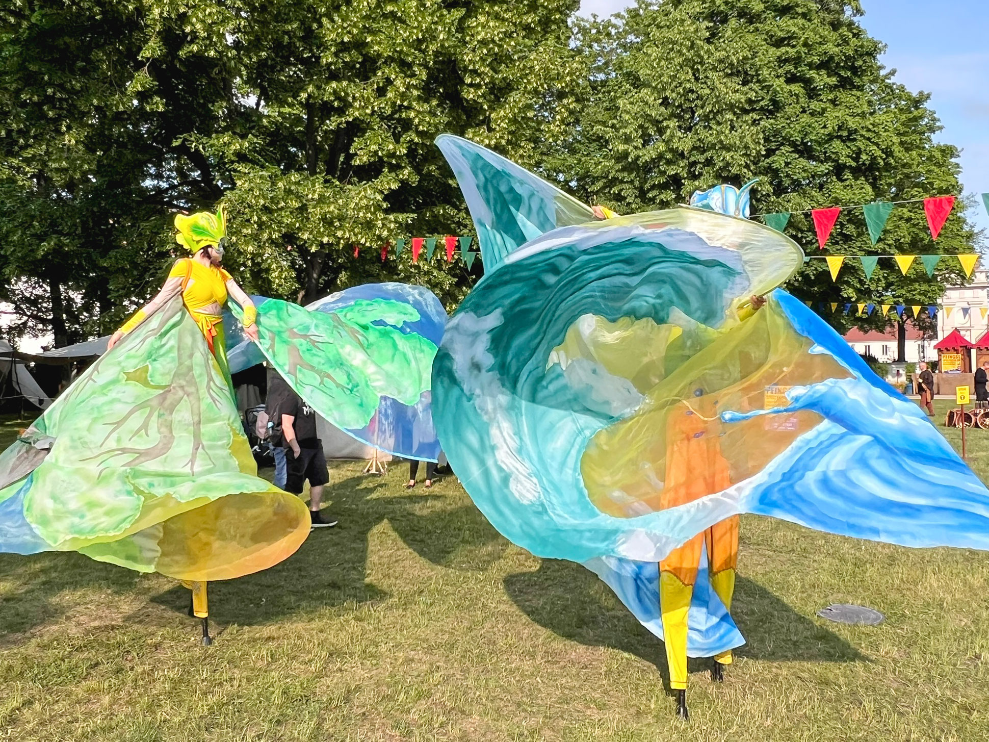 Eine Welle und die Erde auf stelzen