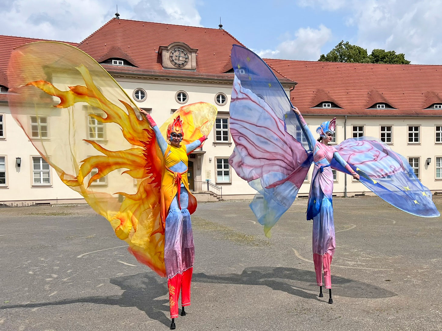 Die Elemente Feuer und Luft auf Stelzen