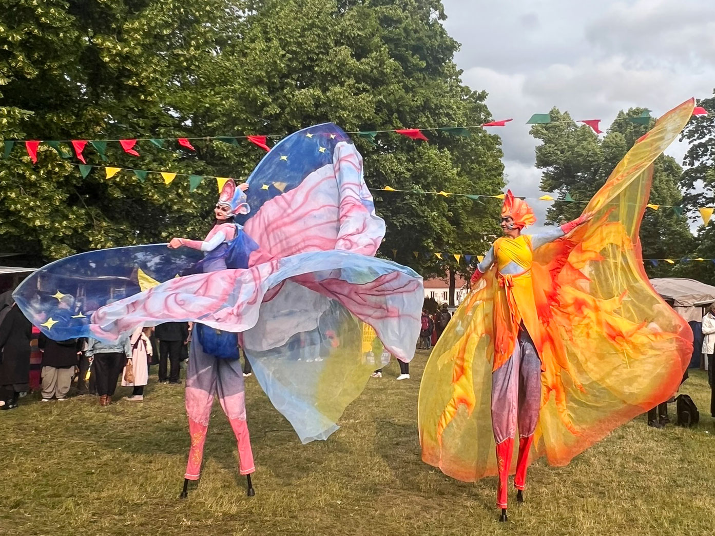 stelzenläufer mit flügeln auf einer wiese