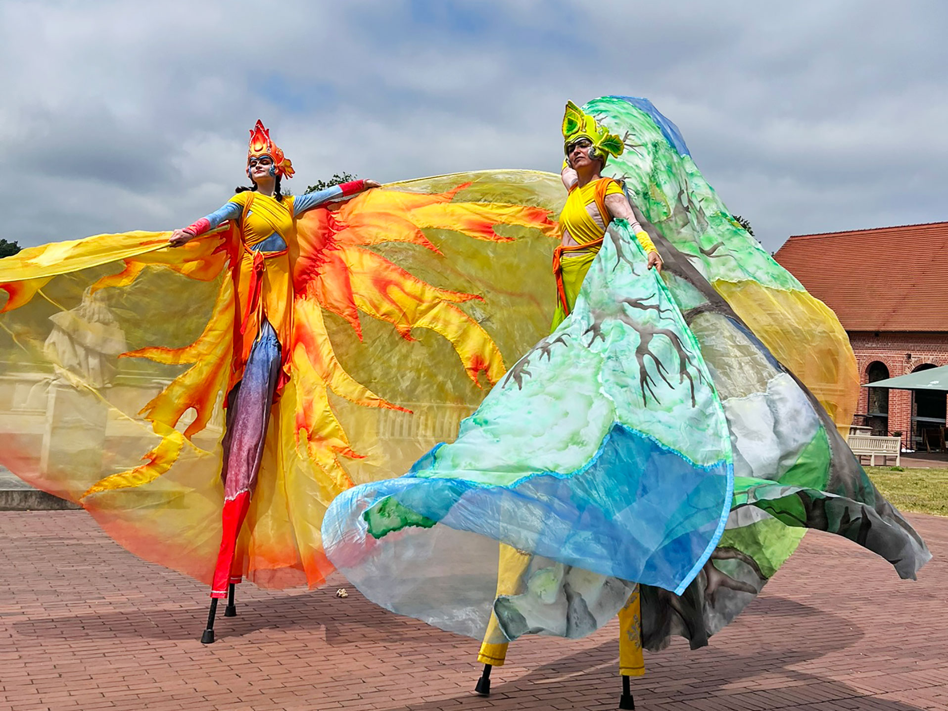 Feuer und Erde auf Stelzen