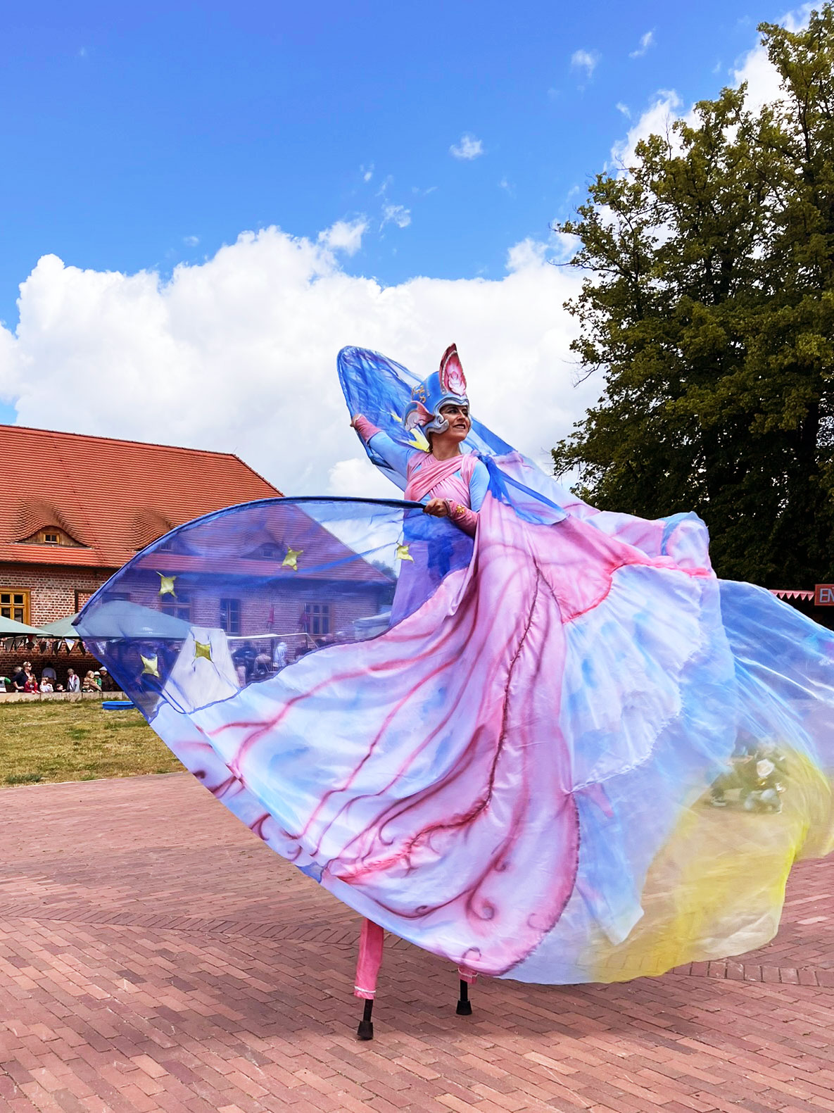 Stelzenläuferin als Luft