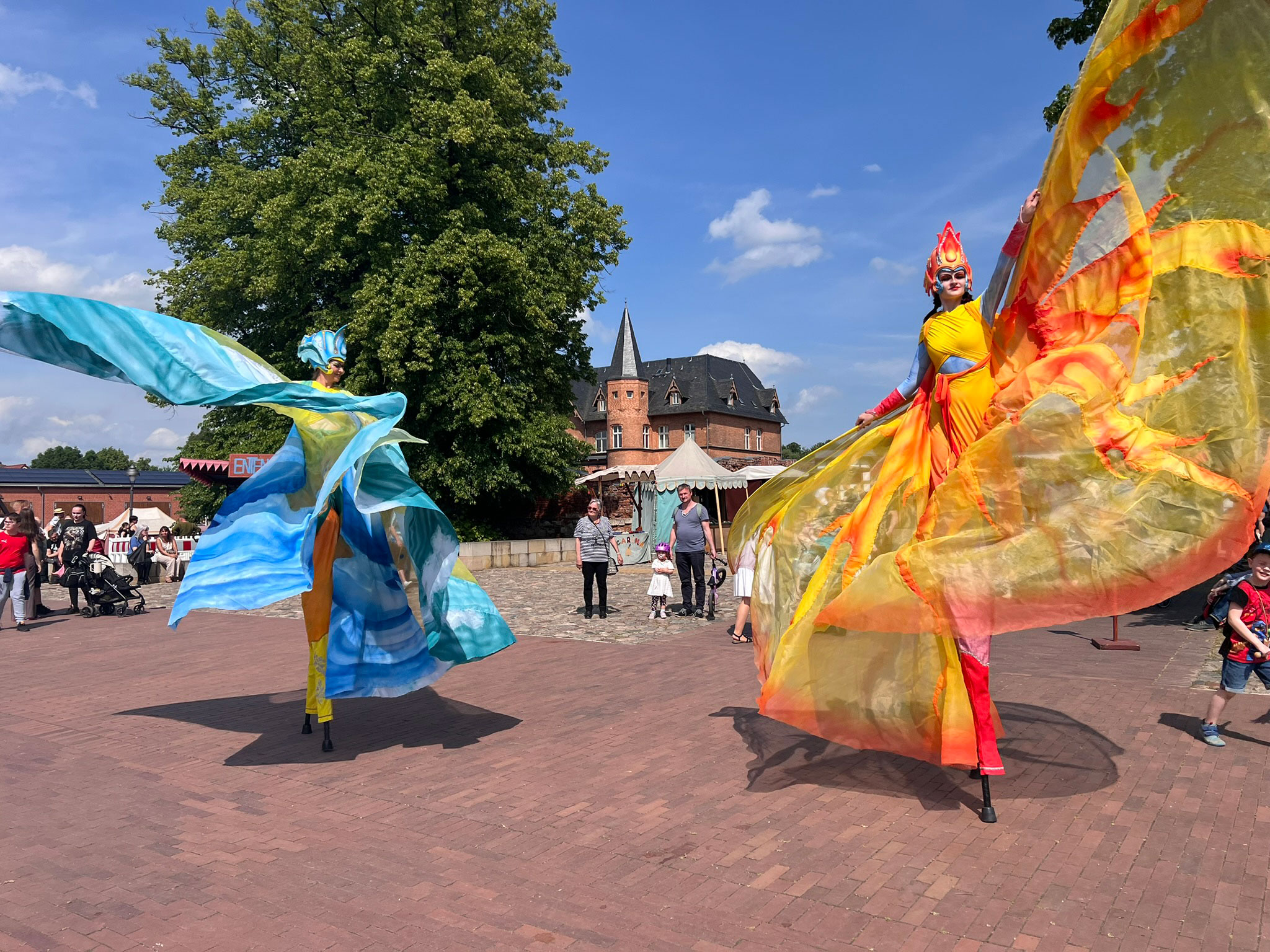 Wasser und Feuer auf Stelzen