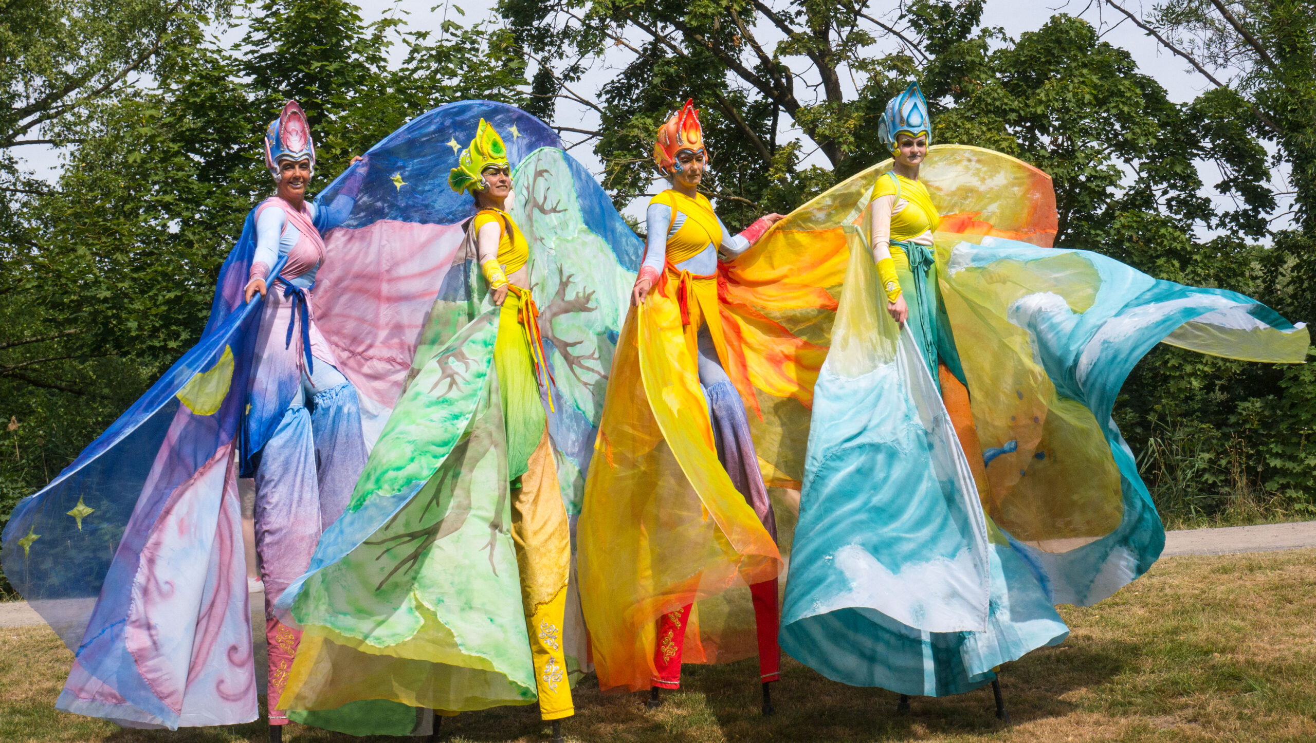 Vier Elemente auf Stelzen