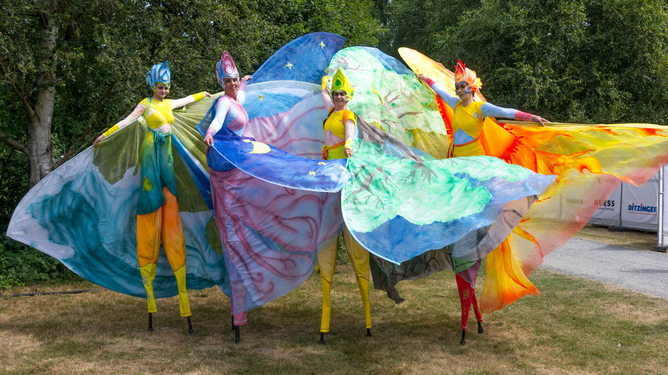 Vier Elemente mit Flügeln auf Stelzen