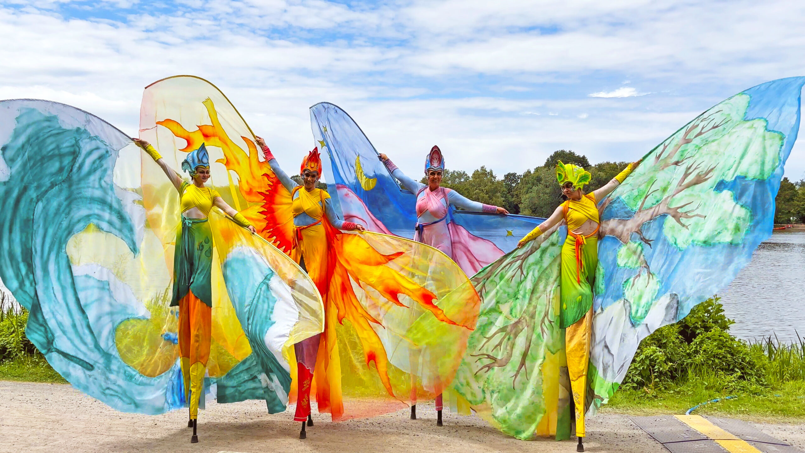 Vier Stelzenläufer als Elemente am See