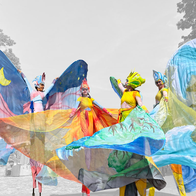 4 Stelzenläuferinnen als 4 Elemente mit großen Flügeln