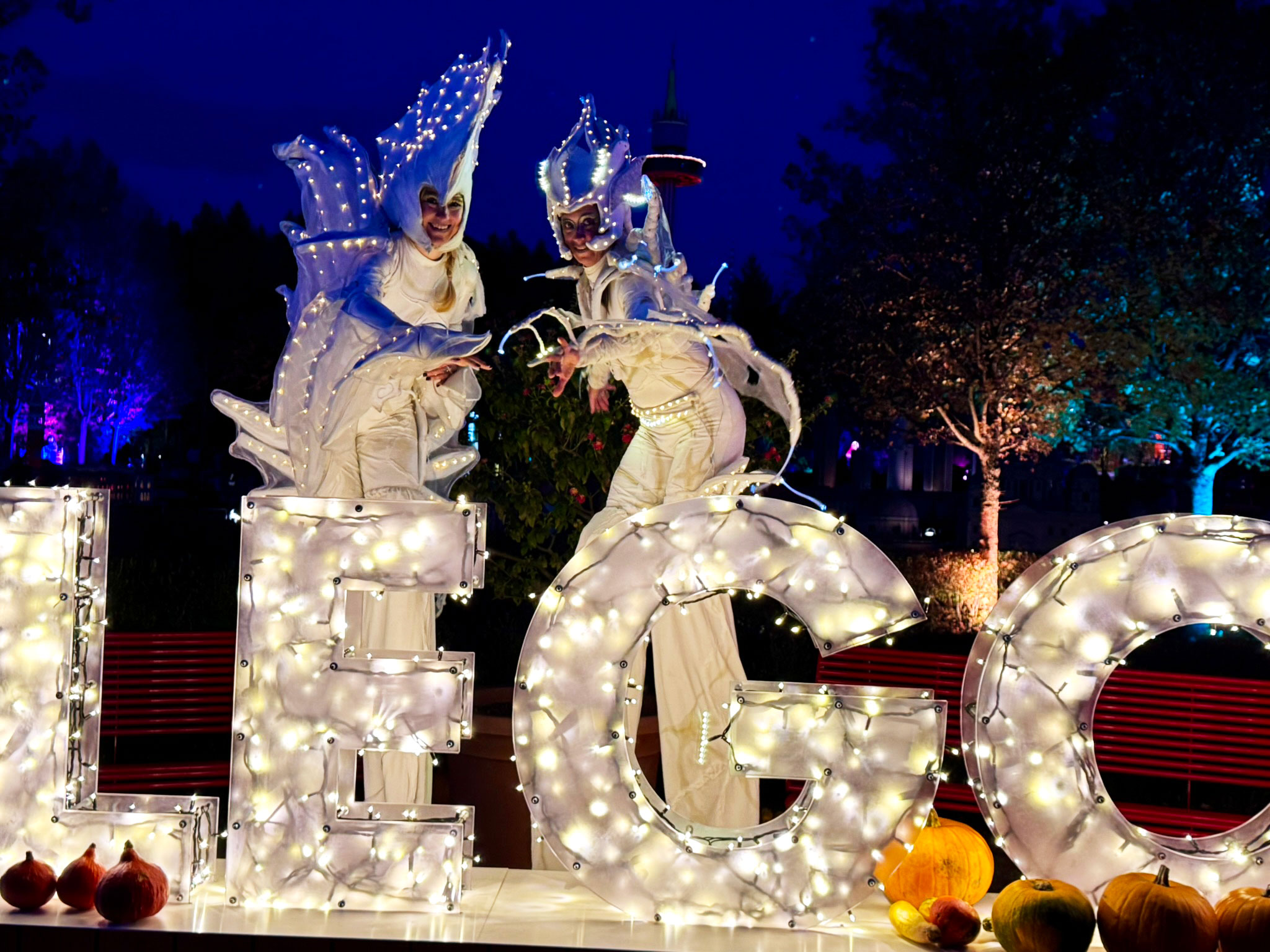 Lichtgestalten auf Stelzen von Hochkant im Legoland