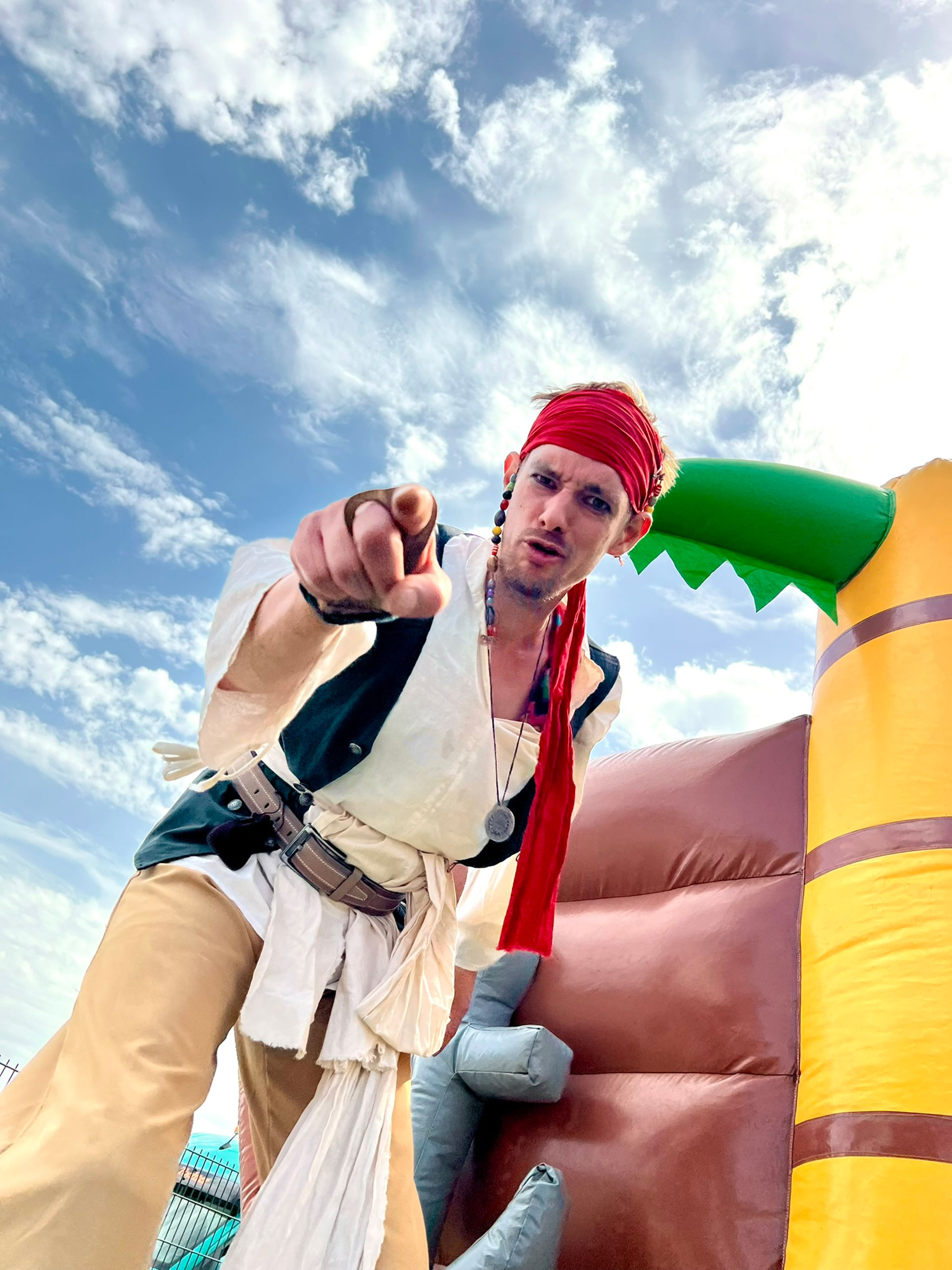 Der Pirat von Hochkant zeigt in die Kamera