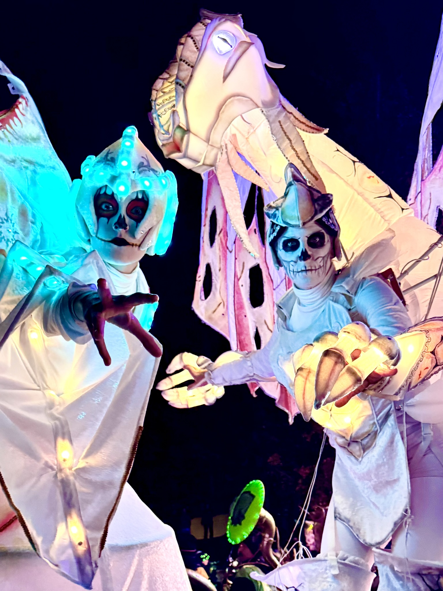 Gruseliger Walkact, der Drache und die Lumiere
