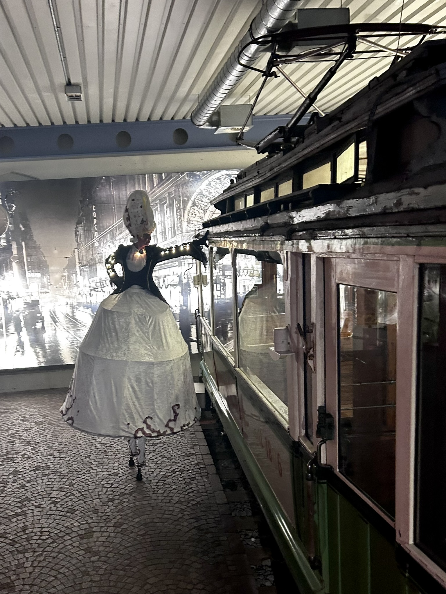 Walkact auf Stelzen im Museum