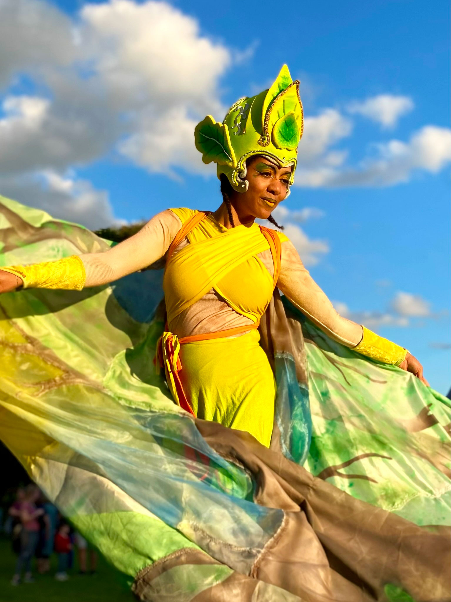 Walking Act Natur auf Stelzen