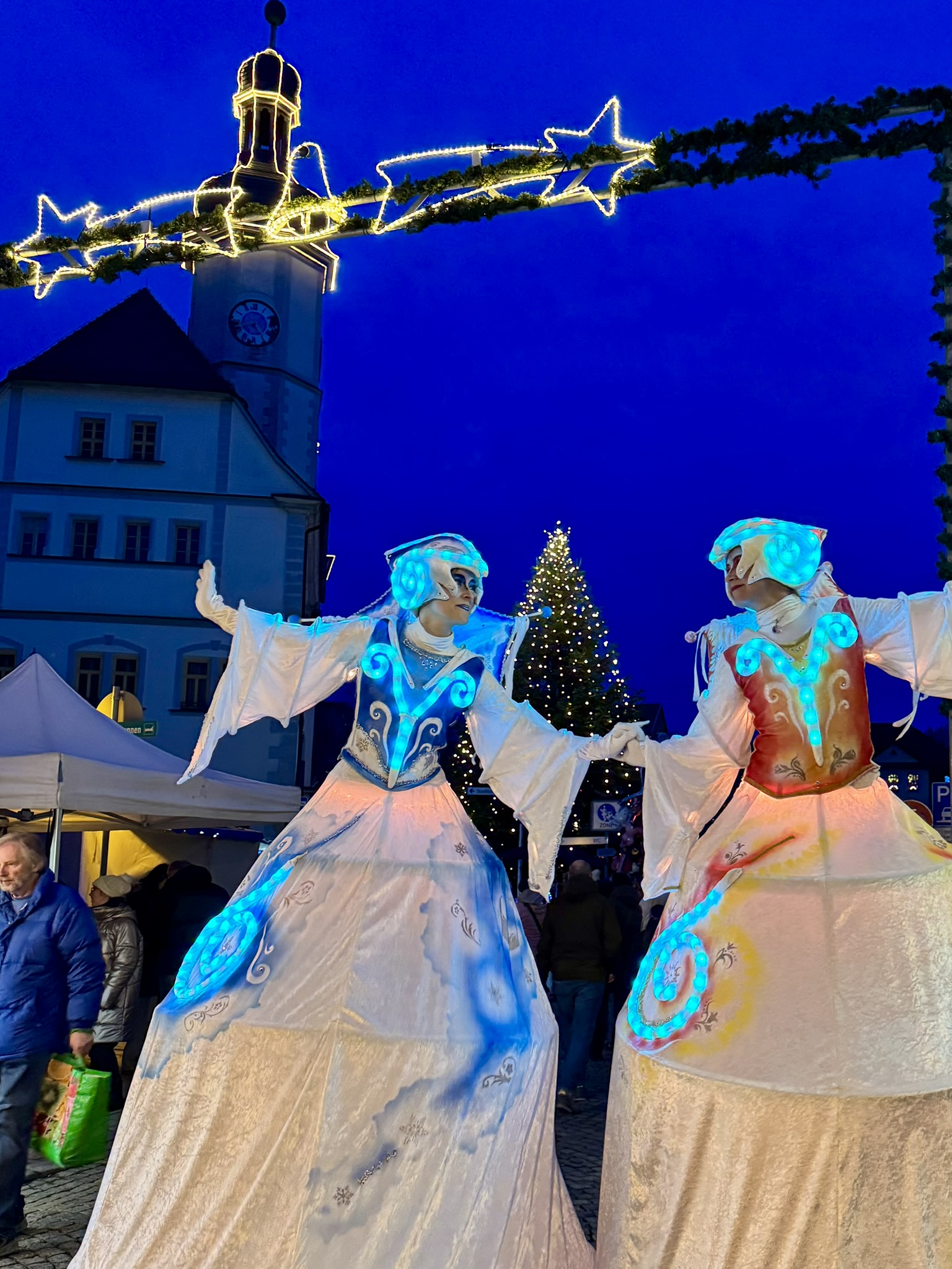 Walk Act auf dem Weihnachtsmarkt