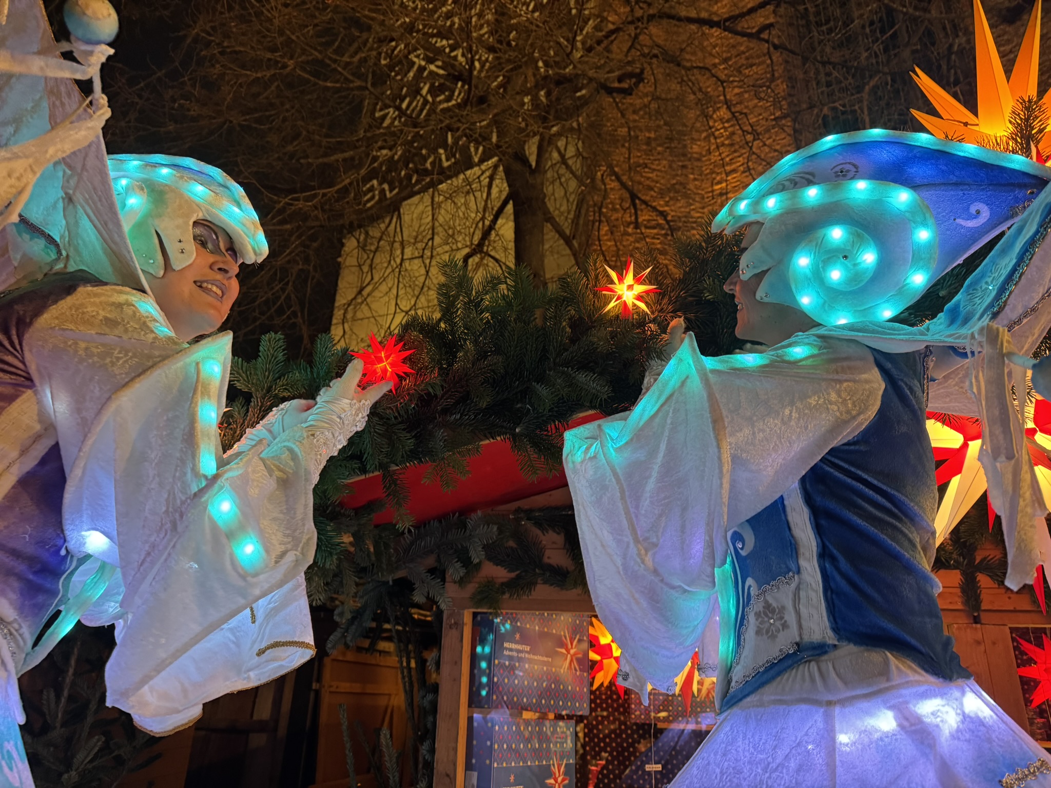 Stelzenläufer auf dem Weihnachtsmarkt